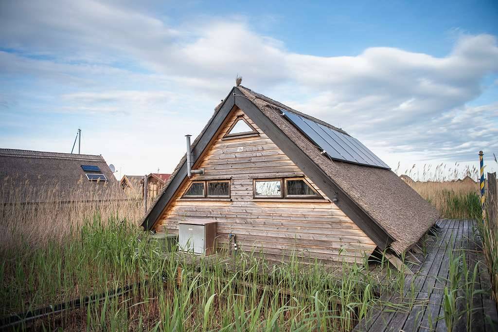 Seehütte, Fischerhütte, Pfahlbau Rust Neusiedlersee mit Boot, Rust