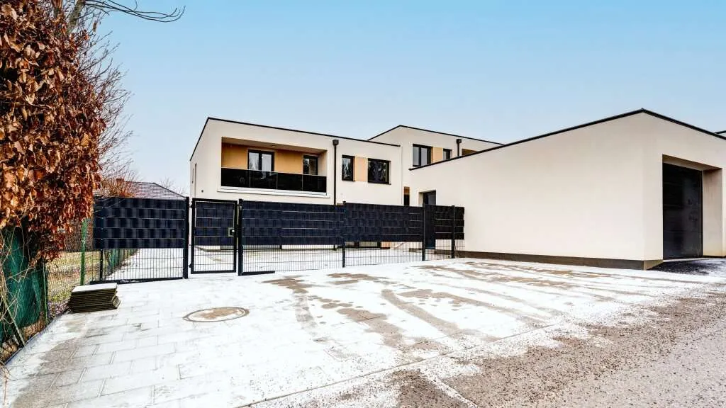 Traumhafte Doppelhaushälfte in Katzelsdorf - 5 Zimmer, Loggia, KFZ-Garage, voll unterkellert! – pohled 3