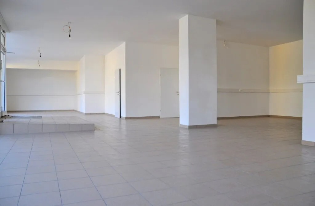 Optimale Sichtbarkeit durch großzügige Auslagenfronten in bester Lage Liesings ist die perfekte Adresse für Ihr neues Geschäft! PROVISIONSFREI – pohled 2