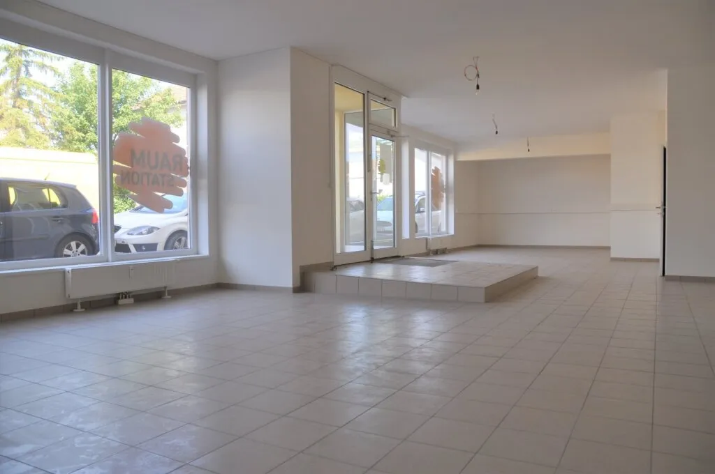Optimale Sichtbarkeit durch großzügige Auslagenfronten in bester Lage Liesings ist die perfekte Adresse für Ihr neues Geschäft! PROVISIONSFREI – pohled 3