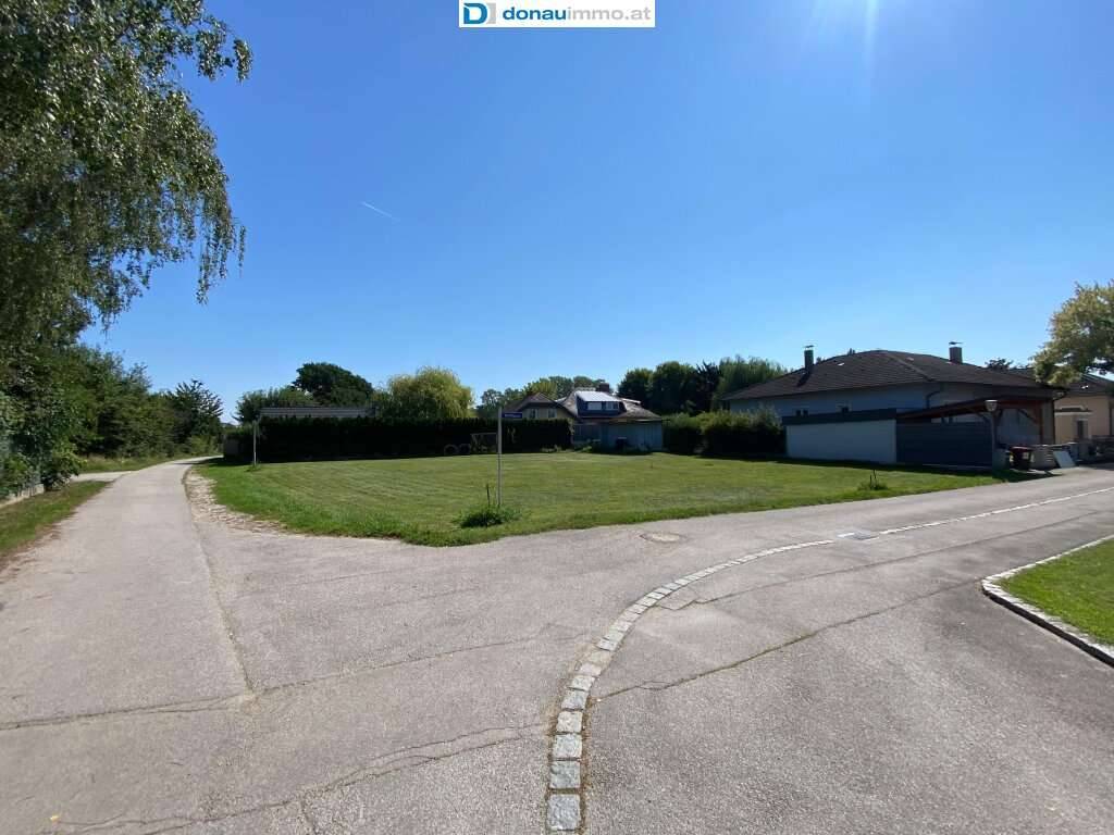 Traumhaftes Eck-Baugrundstück direkt im Zentrum von Atzenbrugg: 838m² - bereits aufgeschlossen - Ansicht 2
