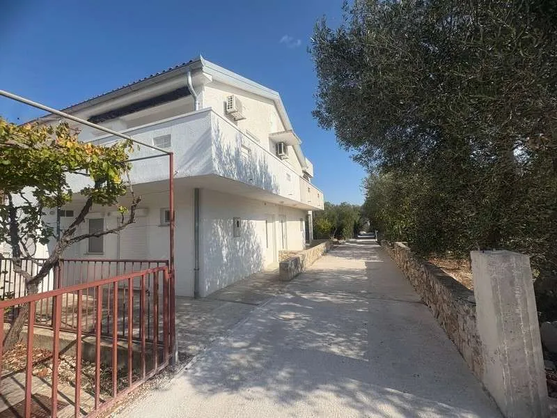 Haus mit zwei Wohnungen in ruhiger Lage - Ansicht 2