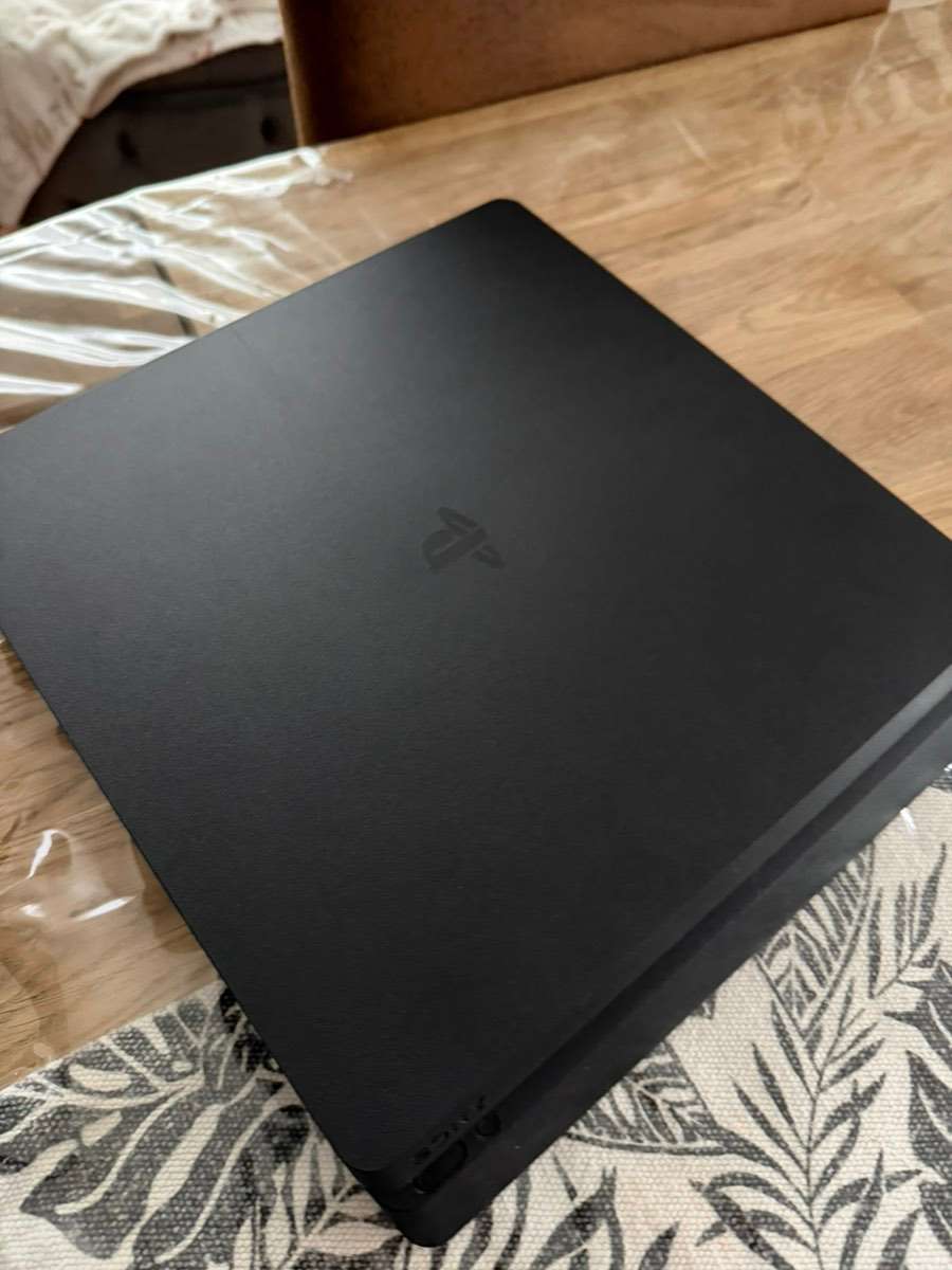 PS4 Slim 1TB + 3 Controller + FIFA 20 & GTA V + HDMI - Top Zustand!