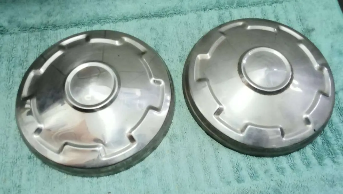 2 seltene Neue Oldtimer Chrom Kappen für 13 Zoll Stahlfelgen, € 10,- (4351 Saxen)
