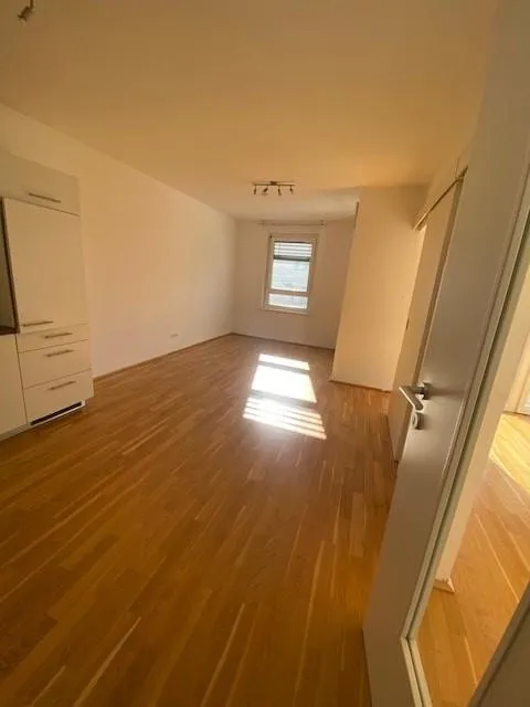 Ab 1.8.2026 - Donaufelderstraße - Sonnige, straßenseitige, 1-1/2-Zimmer-Singlewohnung mit Loggia und Küchenzeile - Ansicht 2