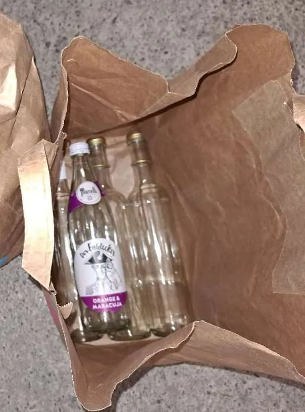 Saft Flasche Glas Gläser Flasche Flaschen EINKOCHEN Säfte für Holler Sirup Marmelade Aufstriche abfüllen verschiedene Größen Kompott Konfitüre Aufbewahrung Essen einwecken Sirup Eierlikör Behälter Verdünnungssaft Deko, € 5,- (6020 Innsbruck)