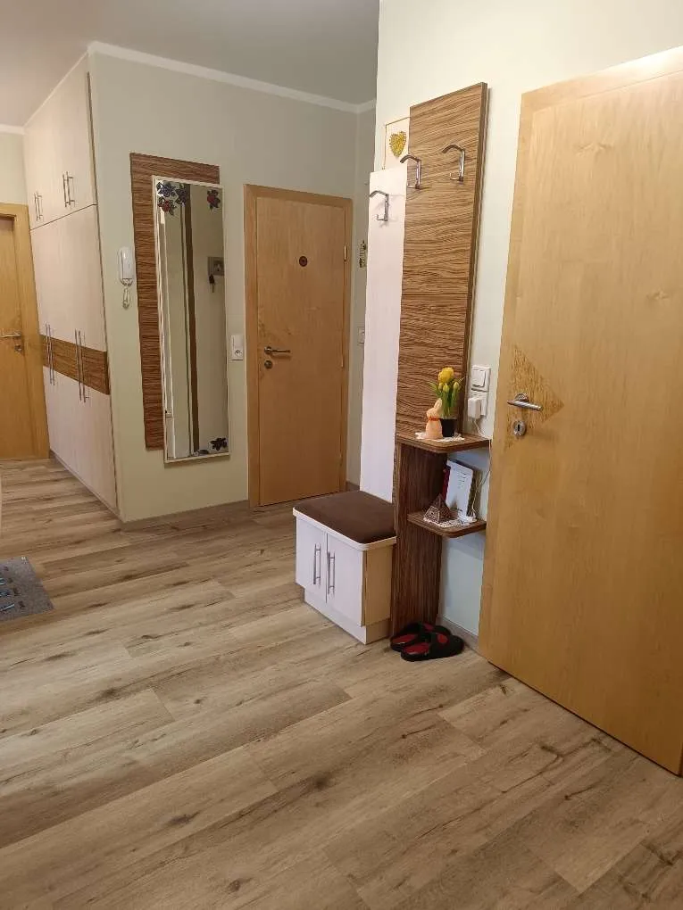Liebevoll sanierte 4-Zimmer-Erdgeschosswohnung in zentraler Ruhelage der Thermenhauptstadt – pohled 3