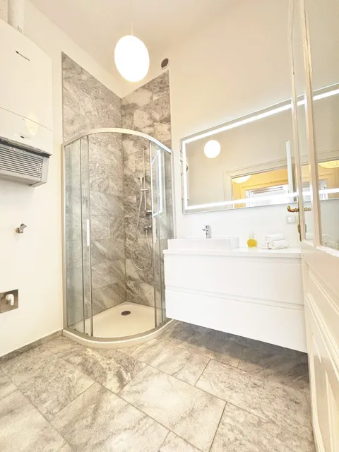 stilvolle generalsanierte Altbauwohnung in Hofruhelage im Diplomatenviertel - Ansicht 3
