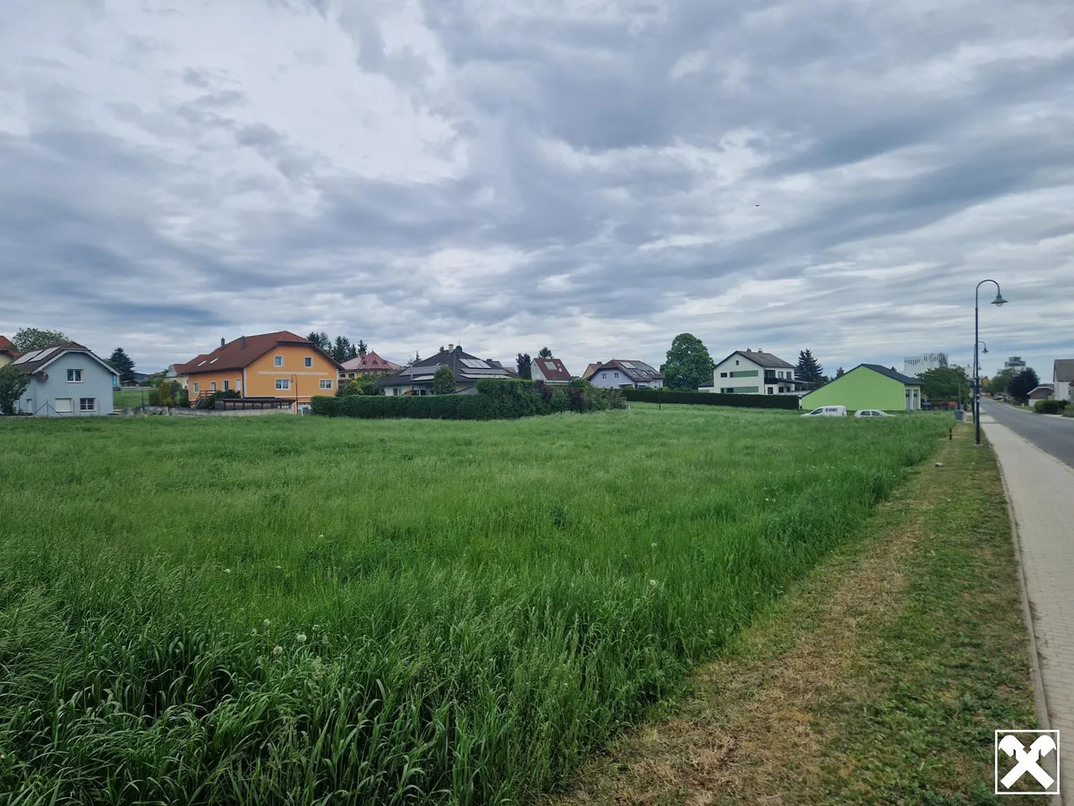 GELDANLAGE OHNE BAUZWANG MIT BAUTRÄGEREIGNUNG ODER IHR GRUNDSTÜCK FÜR EIN TRAUMHAUS IN ERNSTBRUNN – pohled 2