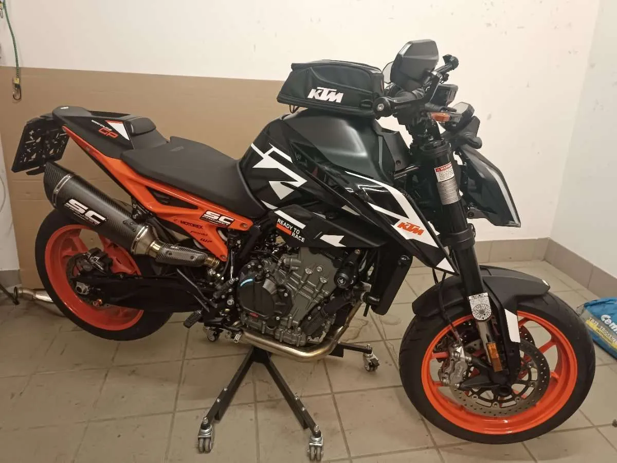 KTM 890