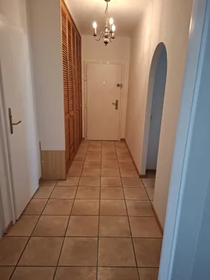 Zwischen Neilreichgasse und Laxenburger Straße*** 5. Liftstock *** 3-Zimmer Wohnzimmer und Loggia – Bild 2