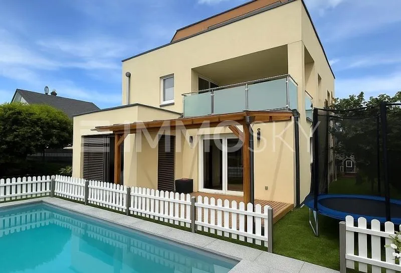 Beeindruckendes Wohnerlebnis am Stadtrand- mit Garten und Pool – pohled 2