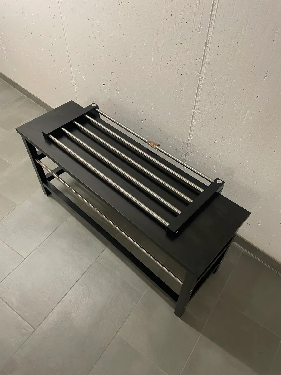 IKEA TJUSIG Garderobe mit Sitzbank & Schuhablage - schwarz, € 40,- (5082 Salzburg)