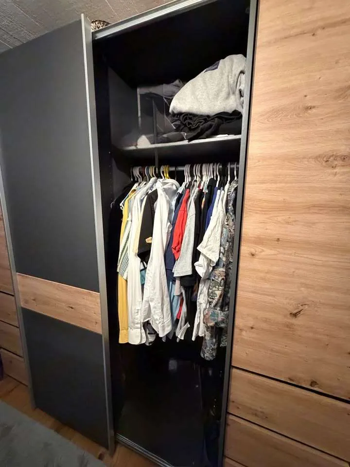 Großer Kleiderschrank - modern Anthrazit/ Eiche - viel Stauraum, € 400,- (6370 Kitzbühel)