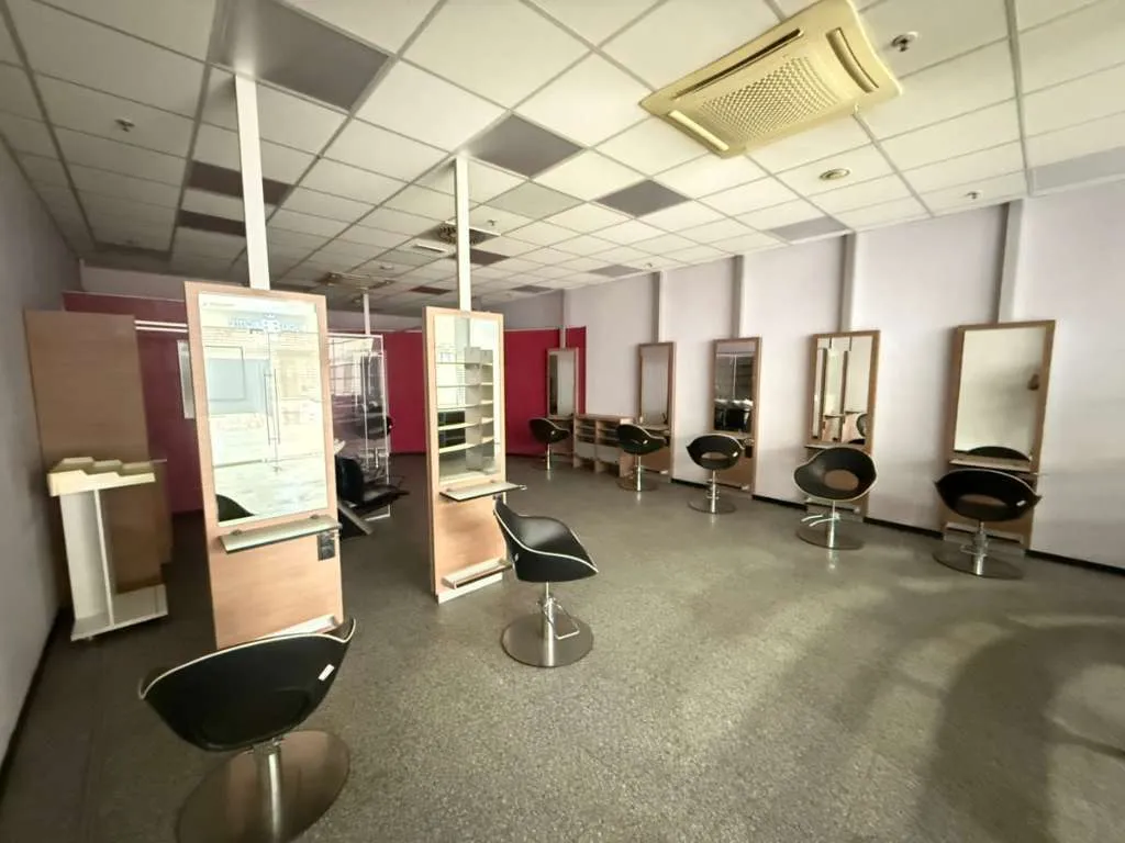 Perfekte Lage für Ihren Friseursalon !!! ABLÖSEFREI!!! - Geschäftsfläche im EKZ Weinland zu vermieten! - Ansicht 2