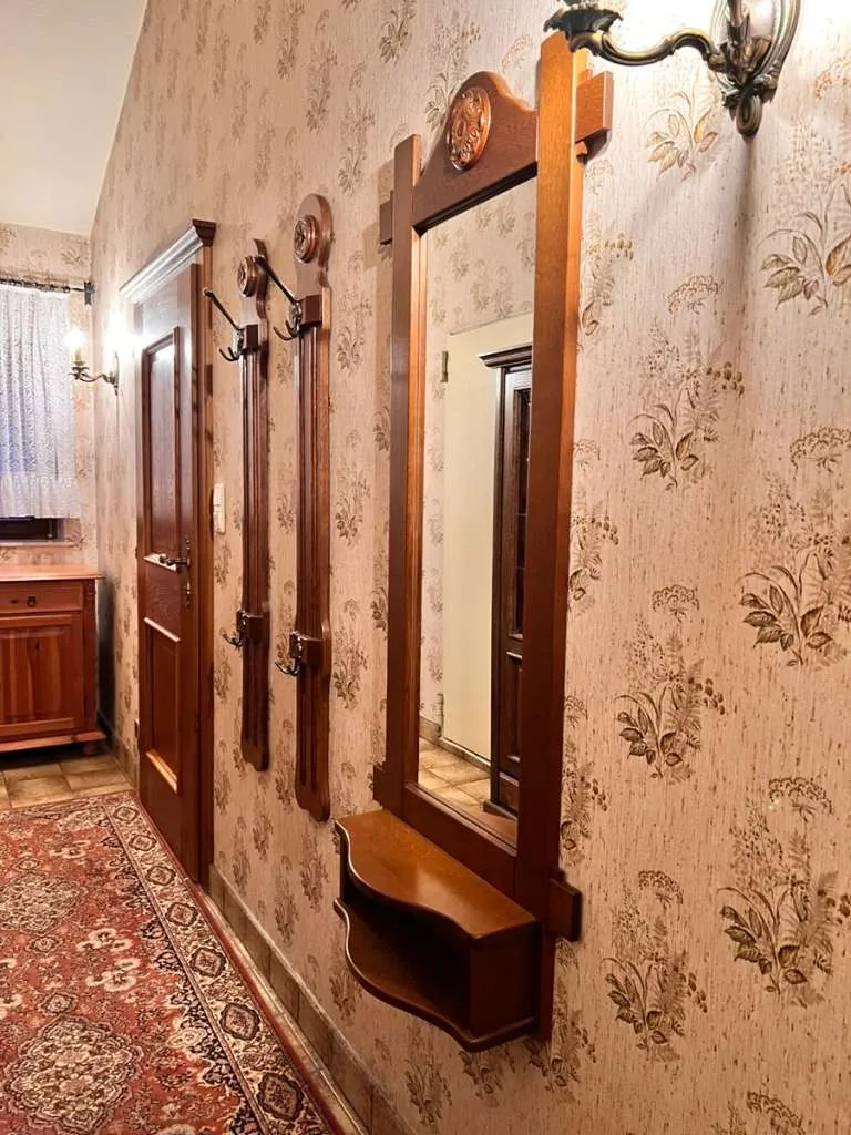 Garderobe Landhaus Spiegel Haken Wandgarderobe Hakenbrett Hakenpanel Gaderobenleiste Kleiderhaken massiv antik Holz Vorraum Vorzimmer Haken Gadarobe Gaderobe Bekleidung Kleiderständer, € 135,- (5020 Salzburg)