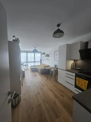MODERNE 2-ZIMMER BALKONWOHNUNG & TIEFGARAGENPLATZ – Bild 2