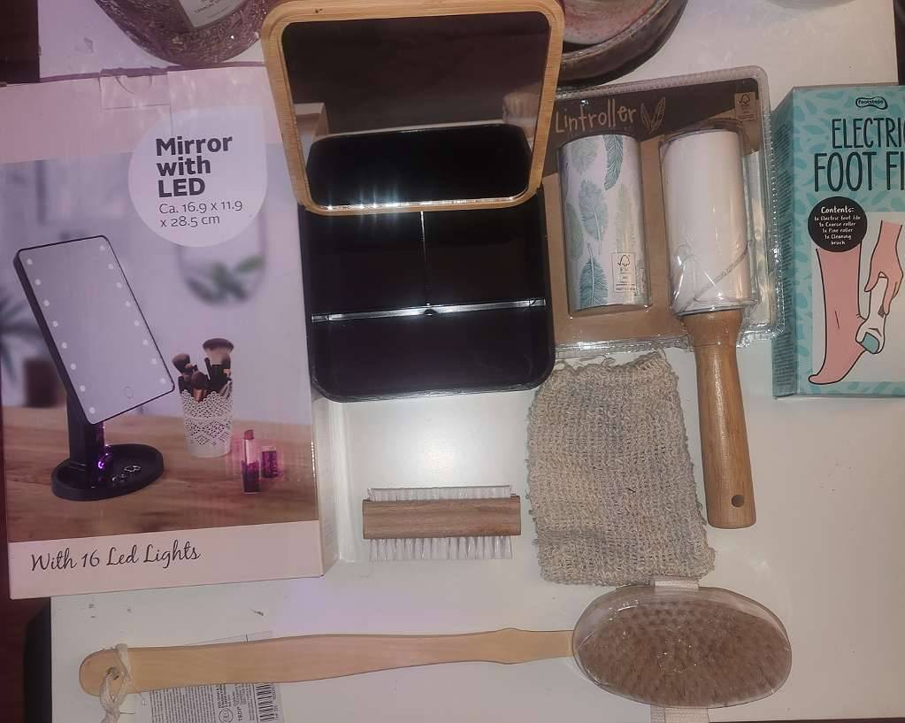 Wellness Set Bambus - Led-Spiegel, Bambusorganizer, Bambus-Fusselroller,  elektrischer Hornhautentferner, Bambus-Rckenbrste, Bambus-Nagelbrste,  Seifensckchen,  12,- (1070 Wien) - willhaben