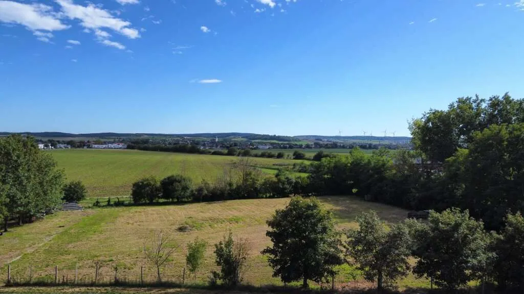 Einmalige Gelegenheit: Großzügiges Baulandgrundstück umgeben von Äckern mit Weitblick. Ideal für den Bau eines Traumhauses in ruhiger, naturnaher Lage - Widok 2