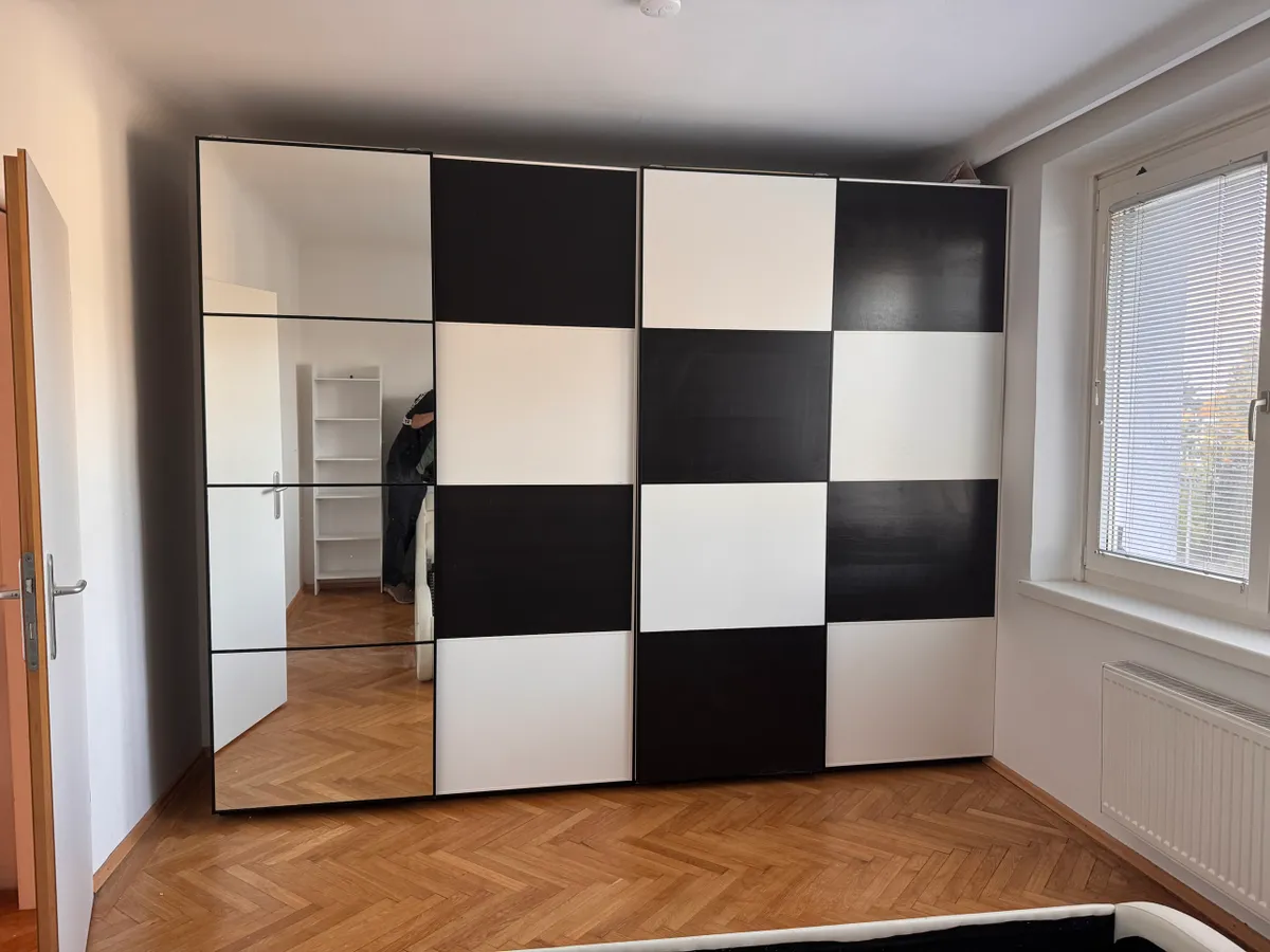 IKEA PAX Kleiderschrank 300 cm mit Schiebetüren, viel Innenausstattung, Muster frei wählbar, € 280,- (1210 Wien)