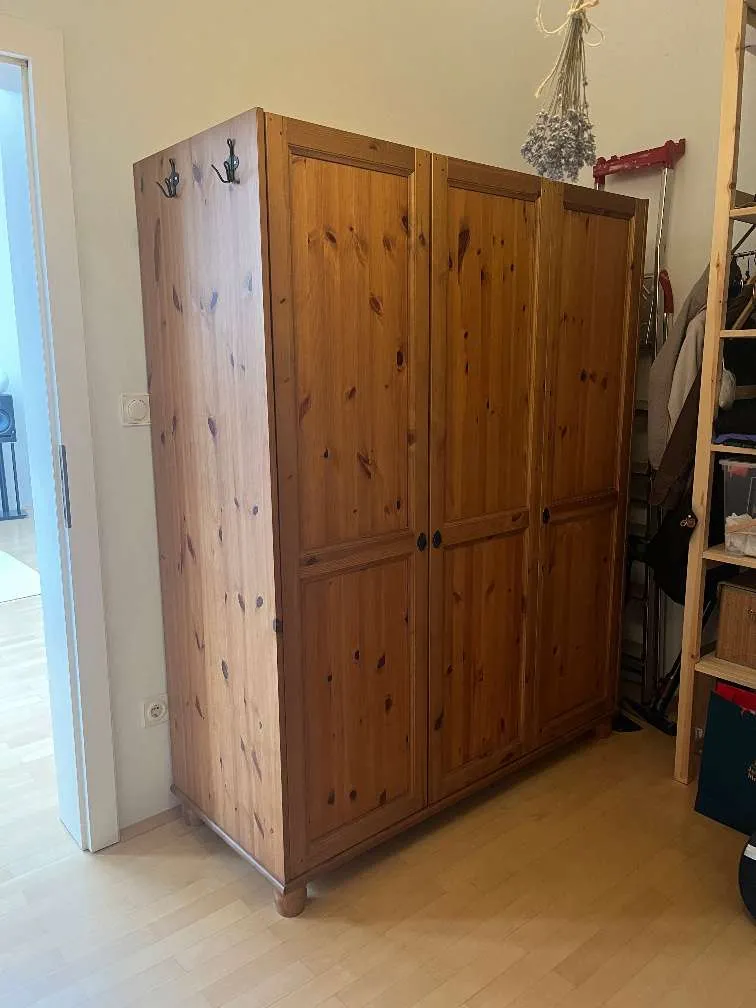 IKEA Kleiderschrank Vollholz Kiefer - Top Zustand - Nähe Hauptbahnhof, € 55,- (1040 Wien)