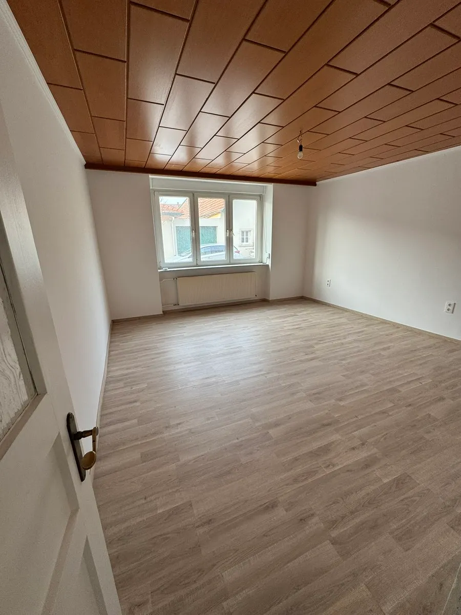 100 m² Erdgeschosswohnung ohne Finanzierungsbeitrag mit Garten – pohled 3