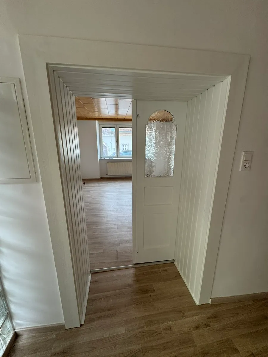 100 m² Erdgeschosswohnung ohne Finanzierungsbeitrag mit Garten – pohled 2