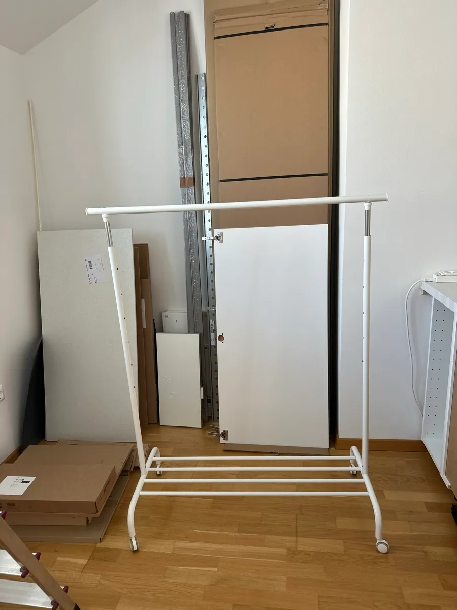 Ikea Rigga Kleiderstange mit Rollen, € 10,- (1010 Wien)