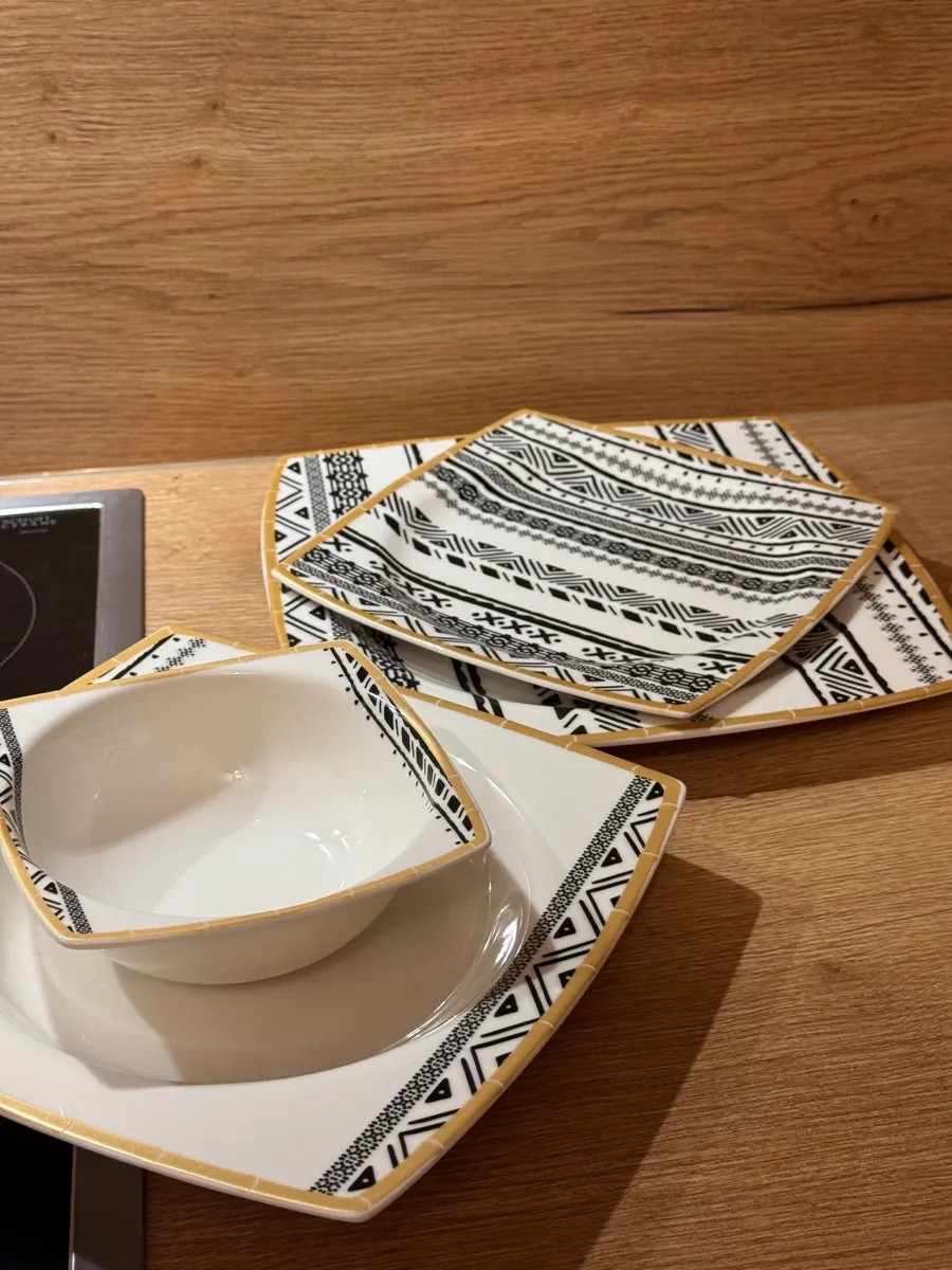 Karaca 12 Personen Servierset/ Tellerset, € 90,- (2620 Wartmannstetten)
