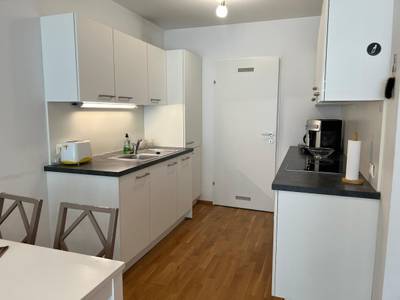 Möblierte 2-Zimmer-Wohnung mit Balkon und sehr guter Verkehrsanbindung – Bild 3