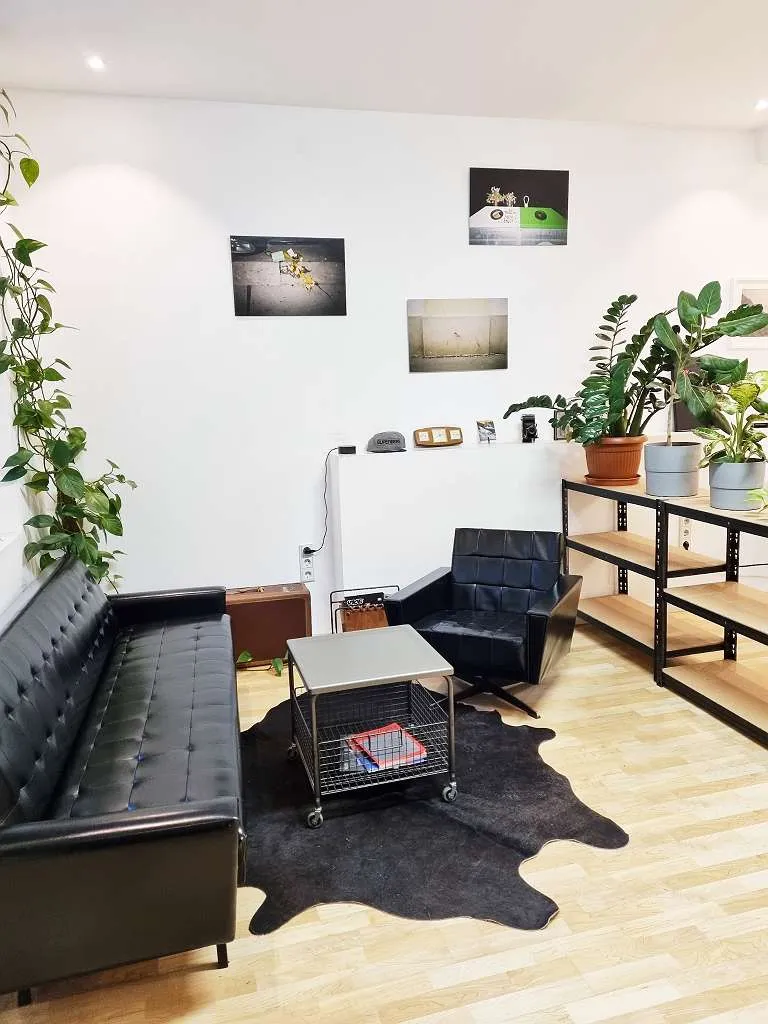 Büroplatz mit Fotostudio in kreativer Bürogemeinschaft / Arbeitsplatz / Co-working - Ansicht 2