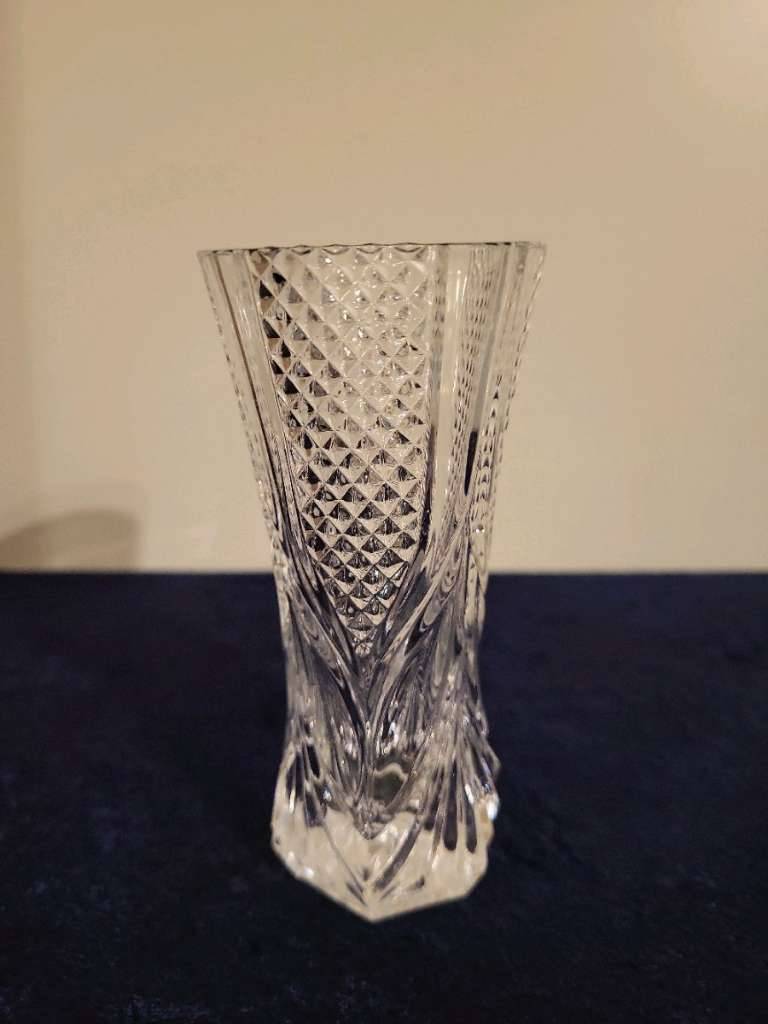 Eine kleine, Bleikristall Vase, mit schönem Muster, die Höhe ist 13 cm, der Durchmesser am oberen Rand beträgt 6 cm, der Durchmesser am unteren Rand beträgt 4,5 cm,