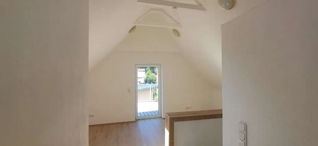 Generalsanierte DG - Terassenwohnung / 1 Schlafzimmer / mit Kleingarten und 2 Parkplätzen - Ansicht 3
