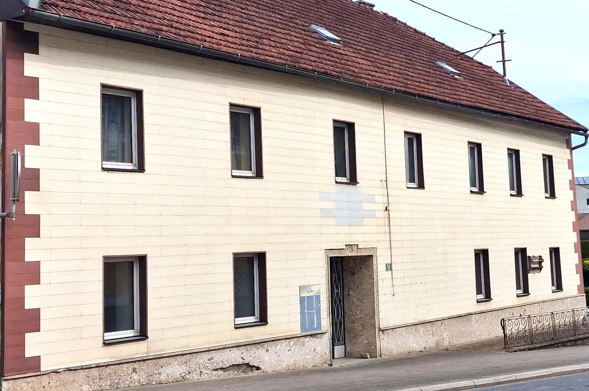 GERÄUMIGES HAUS MIT ZENTRUMSLAGE UND GROSSEM GRUNDSTÜCK - Ansicht 2