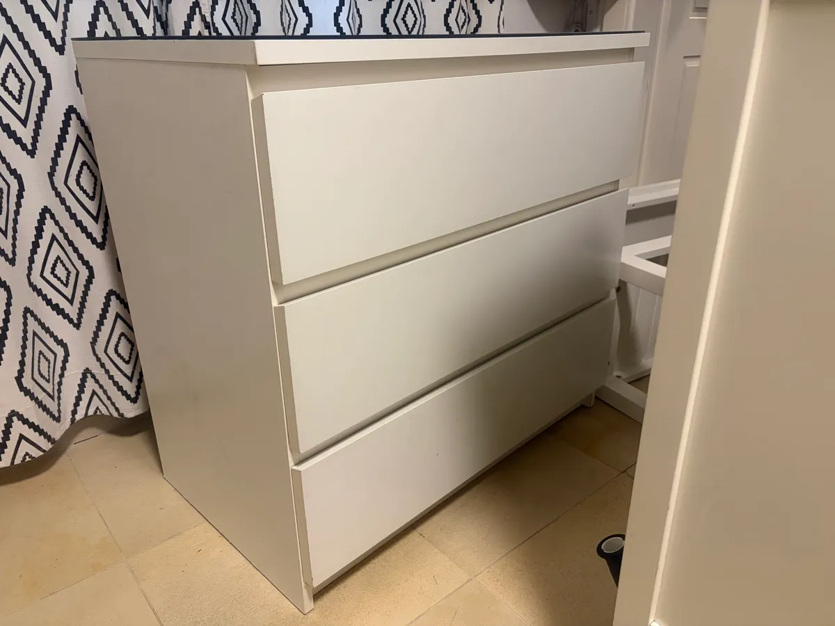 Malm Kommode mit glasplatte, € 40,- (1210 Wien)