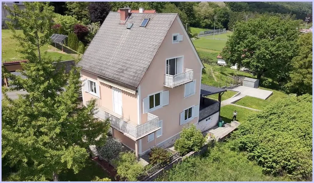 Großzügiges Wohnhaus mit einer tollen Aussicht und schöner Terrasse. 4 SZ, Wohnraum,Küche, Garten... – pohled 3