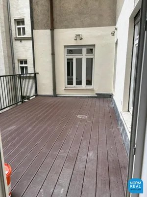 Repräsentative Altbauetage mit Terrasse