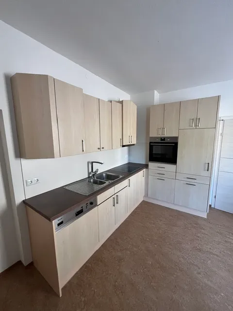 Das ca. 40m² große, neu renovierte Nichtraucher-Apartment bietet eine Wohnküche, ein Schlafzimmer und ein Badezimmer. Parkplatz vorhanden. - Ansicht 2