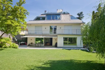Großzügiges Familienparadies mit Privatgarten in Villenlage – Bild 2
