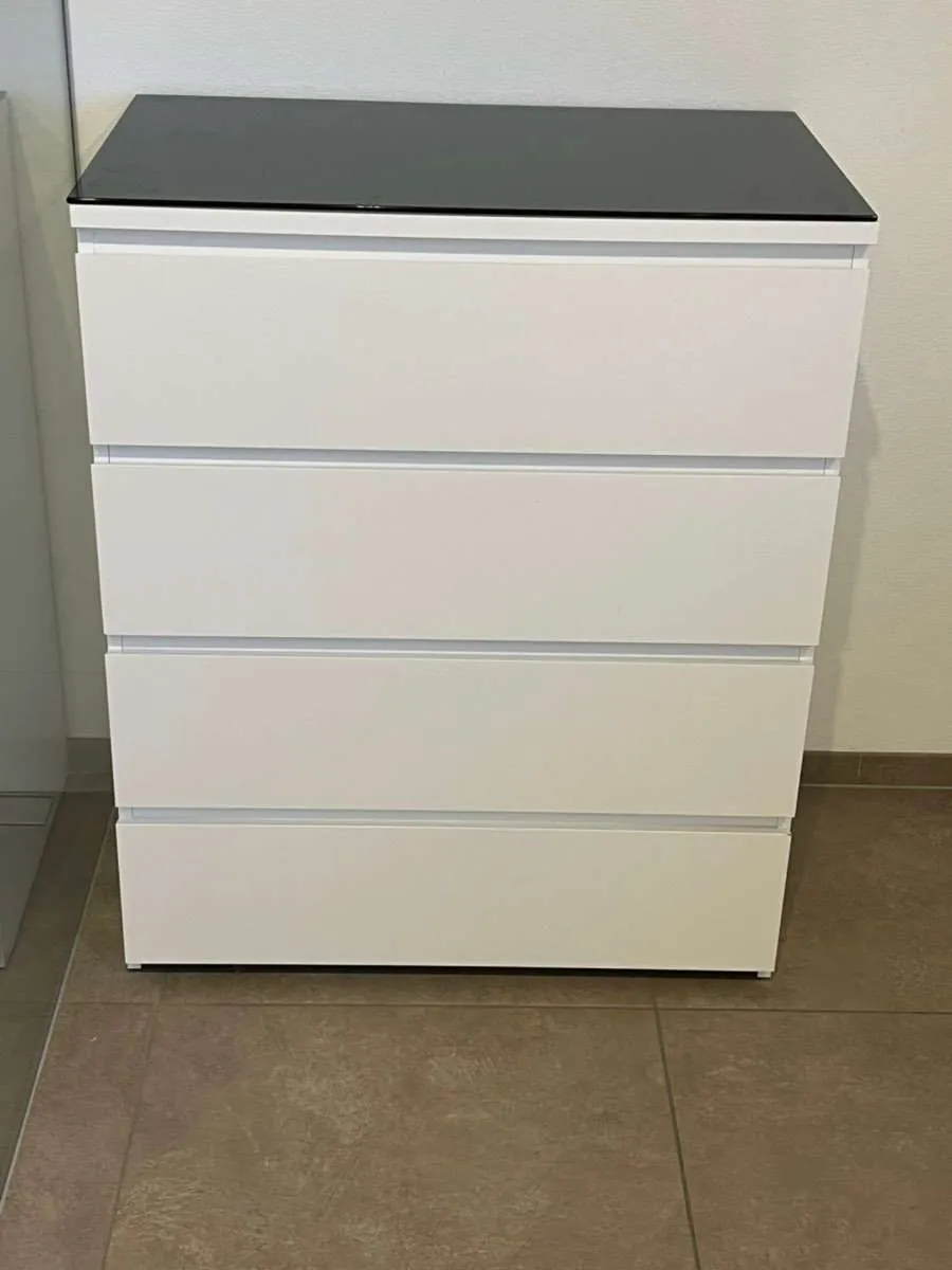 IKEA Malm Kommode mit 4 Schubladen in weiß und Malm Glasplatte Anthrazit, € 69,- (4062 Kirchberg-Thening)