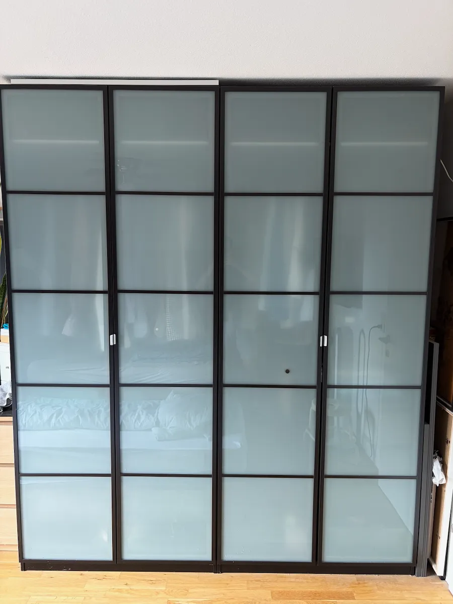 IKEA PAX Kleiderschrank 236 cm, schwarz/ braun mit Milchglas - 2 Stück (baugleich), € 550,- (6170 Zirl)