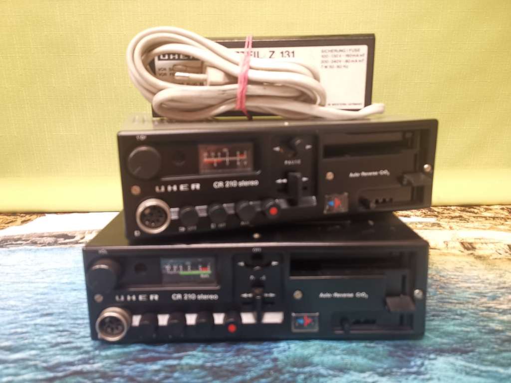 UHER CR 210 stereo カセットプレーヤー UHER CR 210 STEREO CASSETTE RECORDER WITH LEATHER CASE SPARE