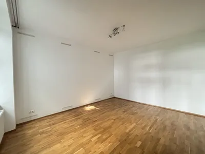 Ruhepol in 1140: Helle 2 - Zimmer -Altbauwohnung zum Innenhof