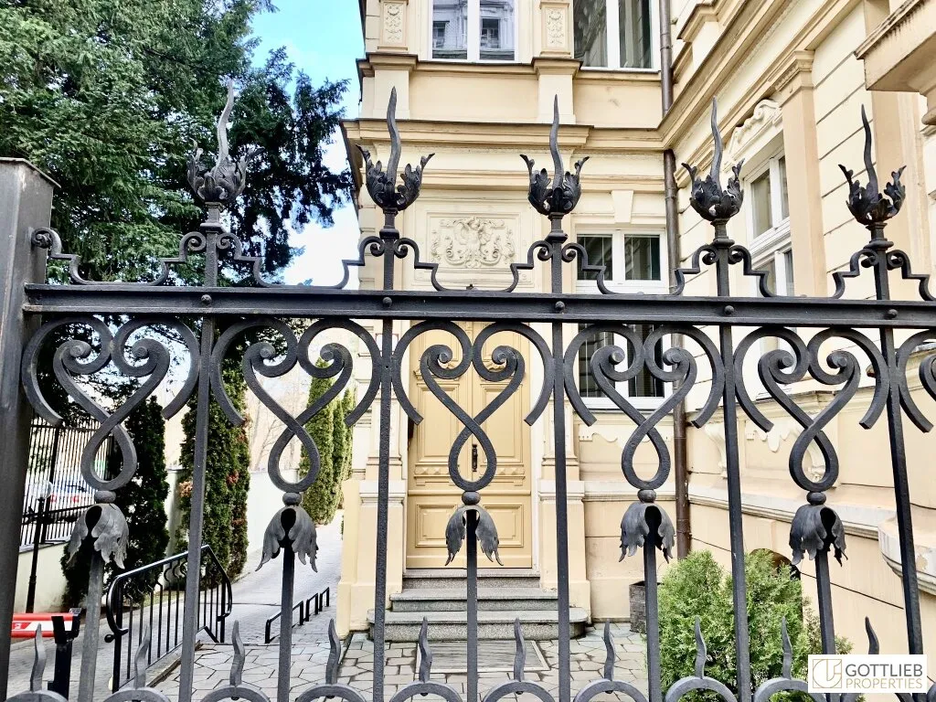 Bestlage historische Altstadt! Gründerzeit-Villa mit modernem Zubau und Parkplätzen