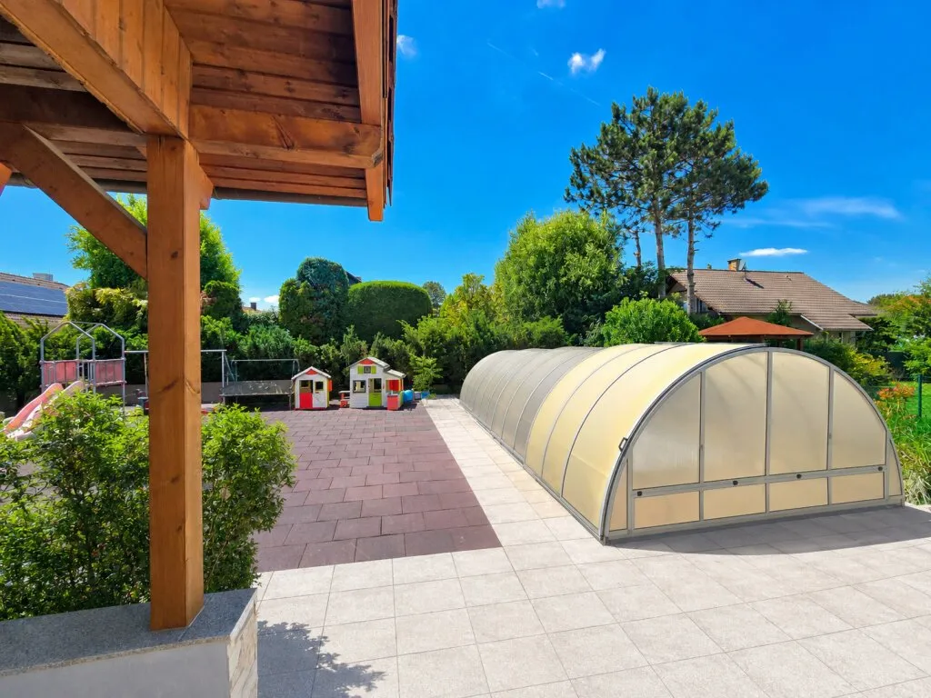 Exklusives Haus mit Resort-Feeling, Keller und Garage - Garten, Pool, Sauna und Wellnessbereich – pohled 3