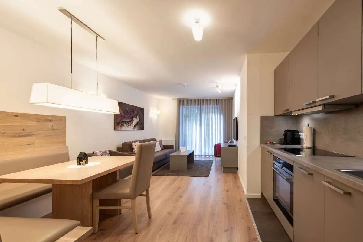 St. Anton: Helle Alpen-Style Suite mit Sauna und sonniger Terrasse mit kleinem Gartenanteil - Widok 2