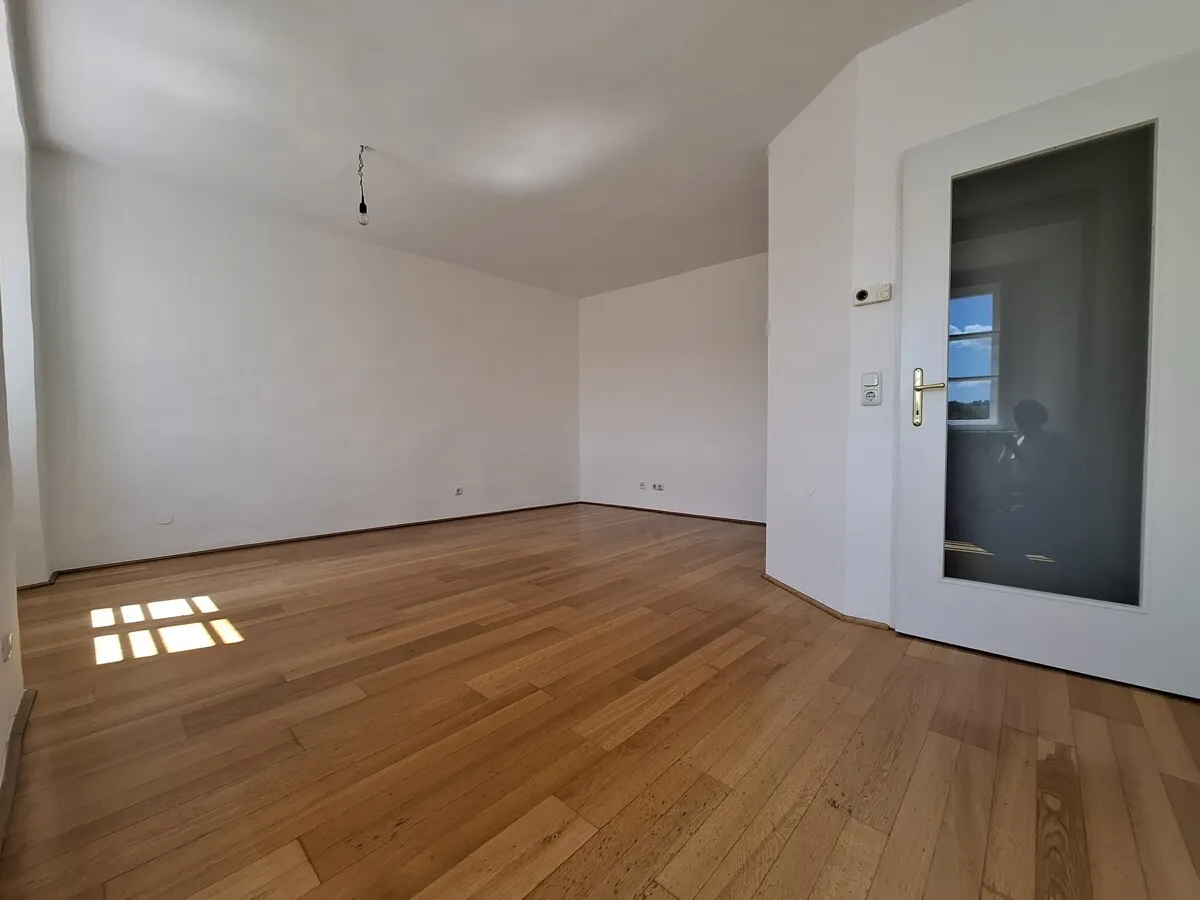 STILVOLLES WOHNEN IM HERZEN VON STEYR - EXKLUSIVE ALTBAUWOHNUNG MIT PARKPLATZ - Widok 2