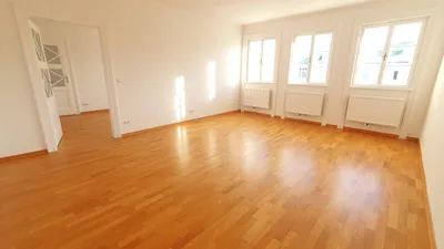 Ums Eck der Margaretenstraße: Helle 3-Zimmer-Altbauwohnung im letzten Stock eines beeindruckenden Jahrhundertwendegebäudes