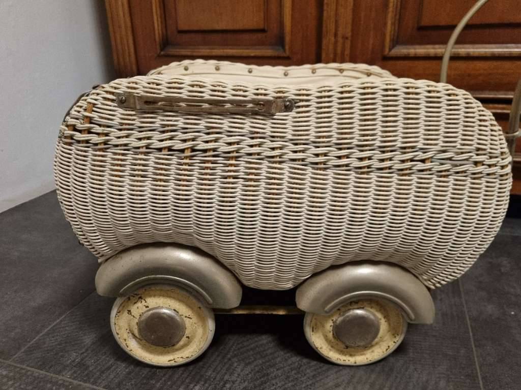 Puppenwagen 50er Jahre mit Original-Klappfach,  40,- (8047 Graz) -  willhaben