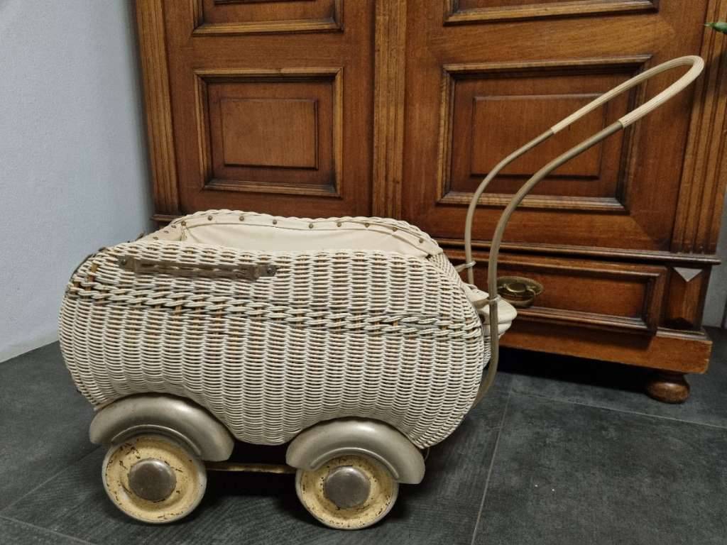 Puppenwagen 50er Jahre mit Original-Klappfach,  40,- (8047 Graz) -  willhaben